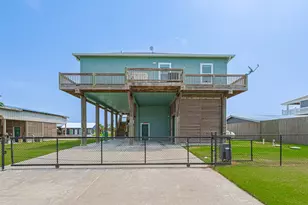 1126 Island Blvd, Crystal Beach, TX 77650 - Photo 2