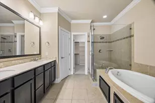 2611 Shady Woods Ln, Houston, TX 77008 - Photo 12