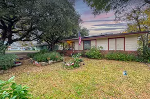 821 Cypress St, La Marque, TX 77568 - Photo 2