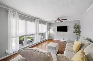 8106 Montridge Dr, Houston, TX 77055 - Photo 2