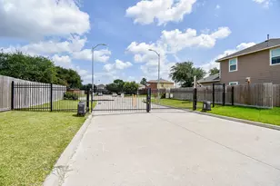 2811 Topiary Ln, Houston, TX 77014 - Photo 2