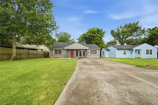 8826 Delilah St, Houston, TX 77033 - Photo 2