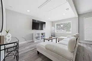 8826 Delilah St, Houston, TX 77033 - Photo 6