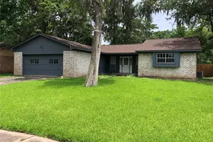 303 Dogwood St, Lake Jackson, TX 77566 - Photo 2