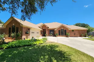 104 Portulaca St, Lake Jackson, TX 77566 - Photo 2