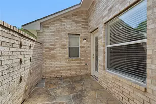 10 W Foxbriar Forest Cir, The Woodlands, TX 77382 - Photo 32