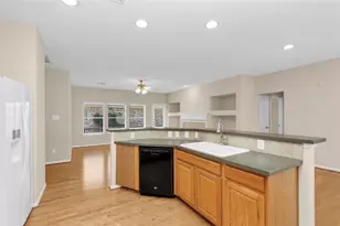 10 W Foxbriar Forest Cir, The Woodlands, TX 77382 - Photo 14