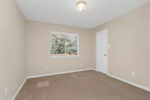 10 W Foxbriar Forest Cir, The Woodlands, TX 77382 - Photo 24