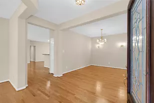 10 W Foxbriar Forest Cir, The Woodlands, TX 77382 - Photo 4