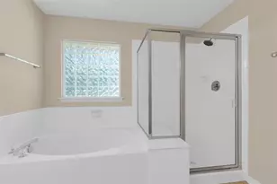 10 W Foxbriar Forest Cir, The Woodlands, TX 77382 - Photo 20