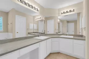 10 W Foxbriar Forest Cir, The Woodlands, TX 77382 - Photo 18