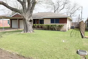 513 Sims Dr, Angleton, TX 77515 - Photo 2