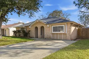 13627 Greenway Dr, Sugar Land, TX 77498 - Photo 4