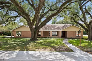 1613 S Hood St, Alvin, TX 77511 - Photo 2