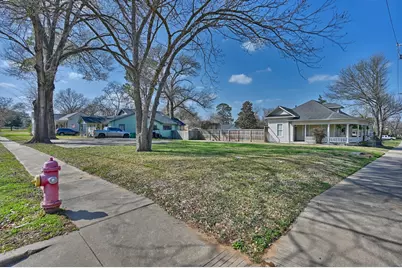 303 Ross Street, Brenham, TX 77833 - Photo 4