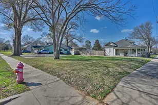 303 Ross St, Brenham, TX 77833 - Photo 4