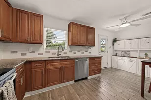 901 Temple Cir, Hitchcock, TX 77563 - Photo 10