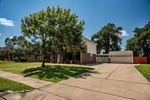 57 N Calla Lily Ct, Lake Jackson, TX 77566 - Photo 2