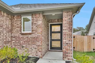 18612 Hillswood Dr, Conroe, TX 77316 - Photo 2