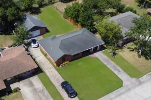106 Mimosa St, Lake Jackson, TX 77566 - Photo 2