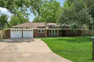 2921 Oak Dr, Dickinson, TX 77539 - Photo 2