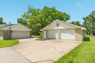 511 Edgewater St, Clute, TX 77531 - Photo 6