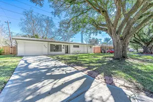 206 Crestview Dr, Hitchcock, TX 77563 - Photo 1