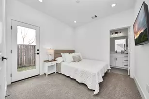 8320 Brecha Ln, Houston, TX 77055 - Photo 6