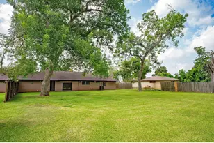 117 Lazy Ln, Lake Jackson, TX 77566 - Photo 20