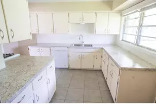 117 Lazy Ln, Lake Jackson, TX 77566 - Photo 2