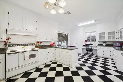 302 E Jackson Street, West Columbia, TX 77486 - Photo 12