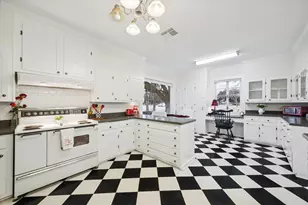 302 E Jackson St, West Columbia, TX 77486 - Photo 12