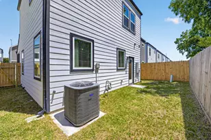 8135 Esther Acres Ln, Houston, TX 77088 - Photo 18