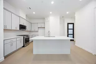 224 E 27th St, Houston, TX 77008 - Photo 2