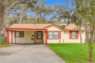 215 Cypress St, Lake Jackson, TX 77566 - Photo 2