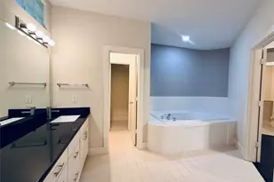 9813 Cynthia Ann Ct, Houston, TX 77025 - Photo 2