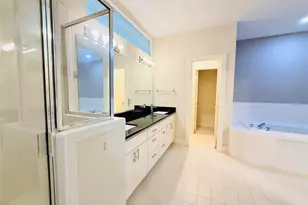 9813 Cynthia Ann Ct, Houston, TX 77025 - Photo 4