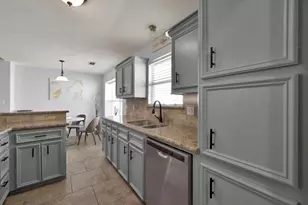 105 Harbor Ct Dr, Conroe, TX 77356 - Photo 2