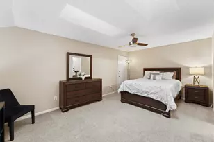 10855 Meadowglen Ln, Houston, TX 77042 - Photo 16