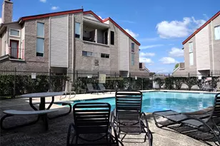 10855 Meadowglen Ln, Houston, TX 77042 - Photo 8