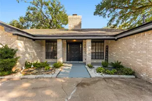 303 Narcissus St, Lake Jackson, TX 77566 - Photo 4