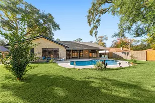 303 Narcissus St, Lake Jackson, TX 77566 - Photo 10