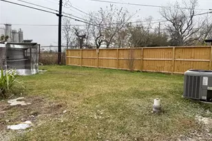 6743 Crestmont St, Houston, TX 77033 - Photo 10