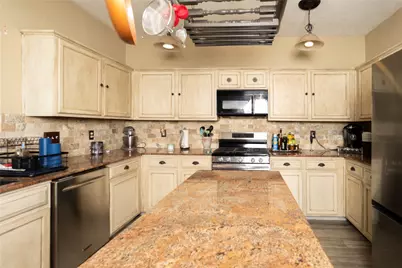 1015 Highland Woods Drive, Highlands, TX 77562 - Photo 12