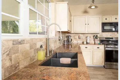 1015 Highland Woods Drive, Highlands, TX 77562 - Photo 8