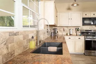 1015 Highland Woods Dr, Highlands, TX 77562 - Photo 8