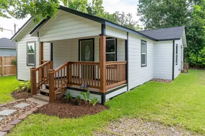 130 E Bernard Street, Clute, TX 77531 - Photo 2