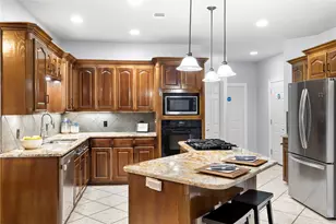 704 Heritage Oaks Dr, Angleton, TX 77515 - Photo 6