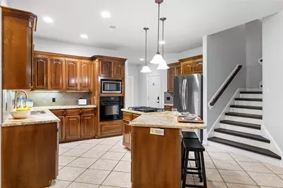 704 Heritage Oaks Dr, Angleton, TX 77515 - Photo 8