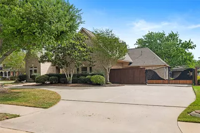 704 Heritage Oaks Dr, Angleton, TX 77515 - Photo 2